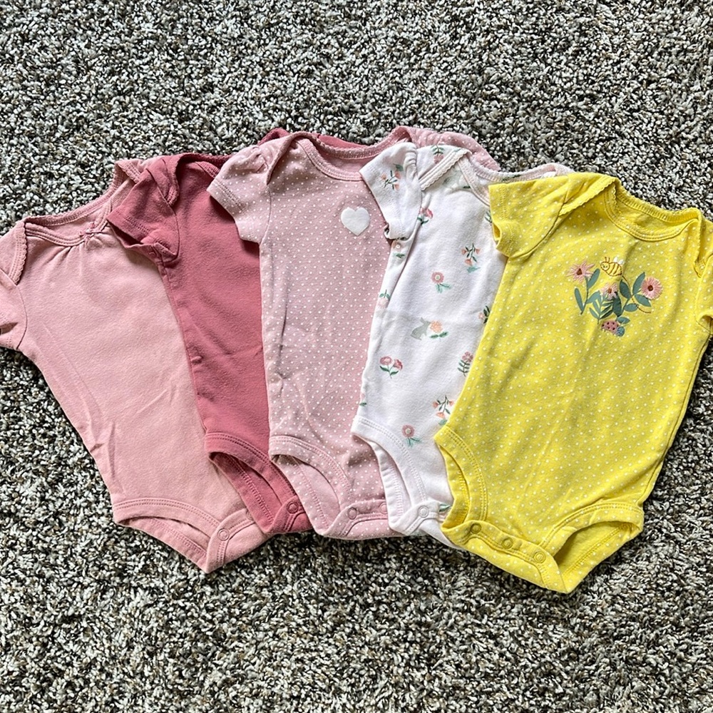 3M✨Set of 5 Carter’s Girls Onesies 3 months